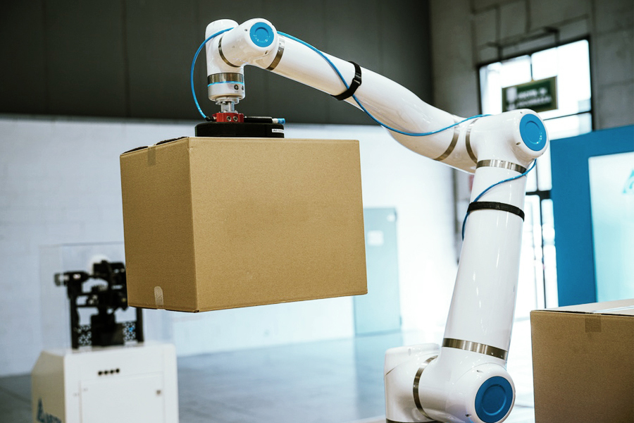 Automated picking system selecting items in a Ryder warehouse