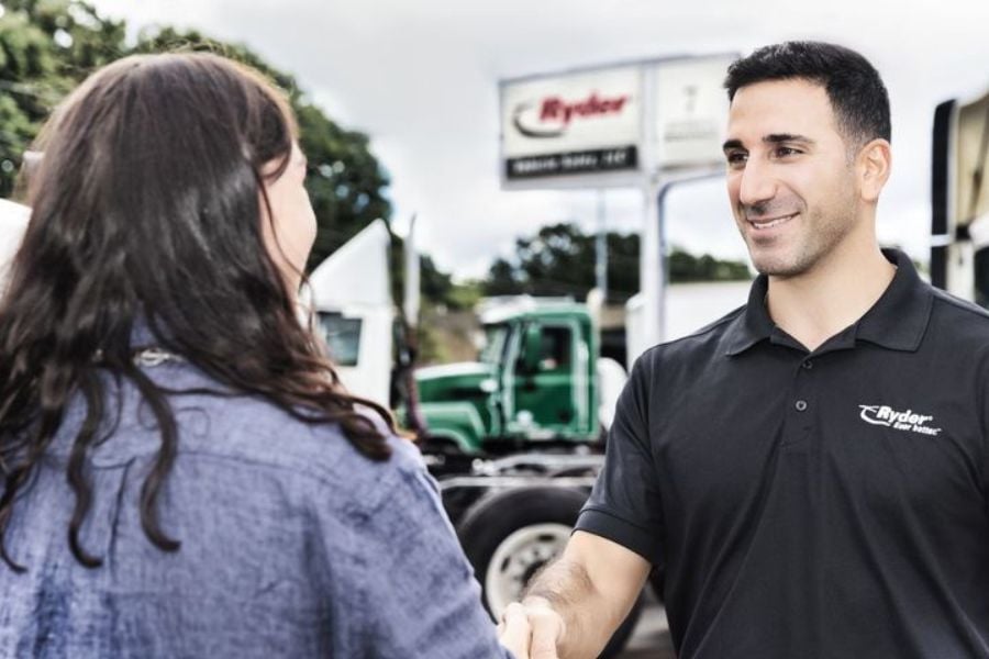 Full-Service Lease vs. Unbundled Lease: Which Model Really Delivers? A Ryder rental expert giving a customer the choice of an unbundled or full service lease.